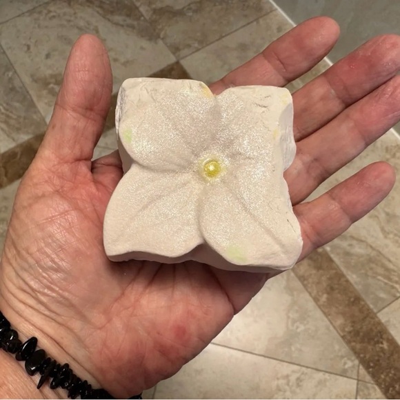 Lush White Floral Bath Bomb Jasmine Fairy - Picture 1 of 9